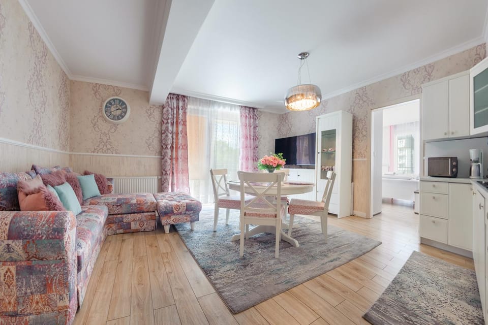 TV and multimedia, Kitchen or kitchenette, Living room, Seating area, Dining area