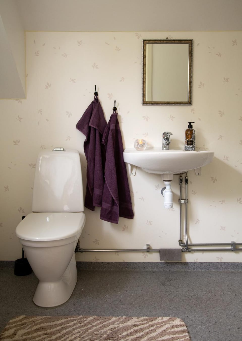 Toilet, Bathroom, towels