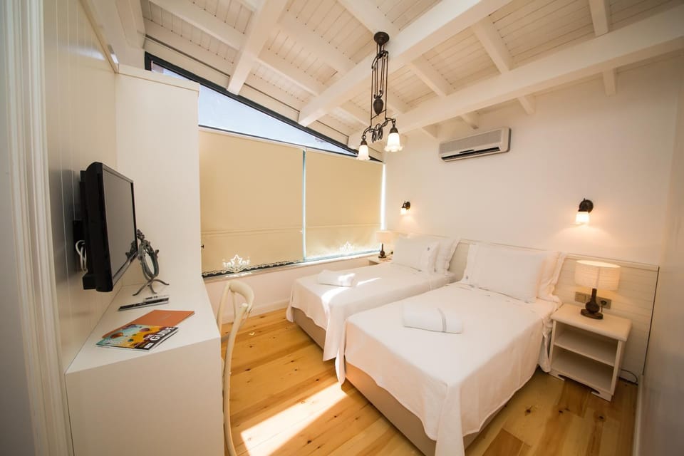 Bed, TV and multimedia, Photo of the whole room, Bedroom, cot, towels, air conditioner