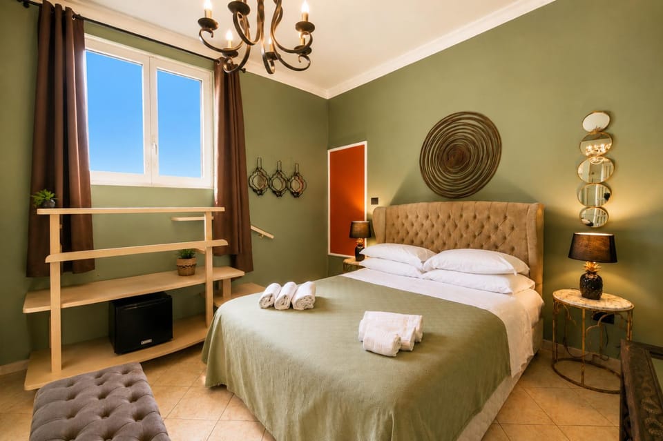 Bed, Photo of the whole room, Bedroom, towels