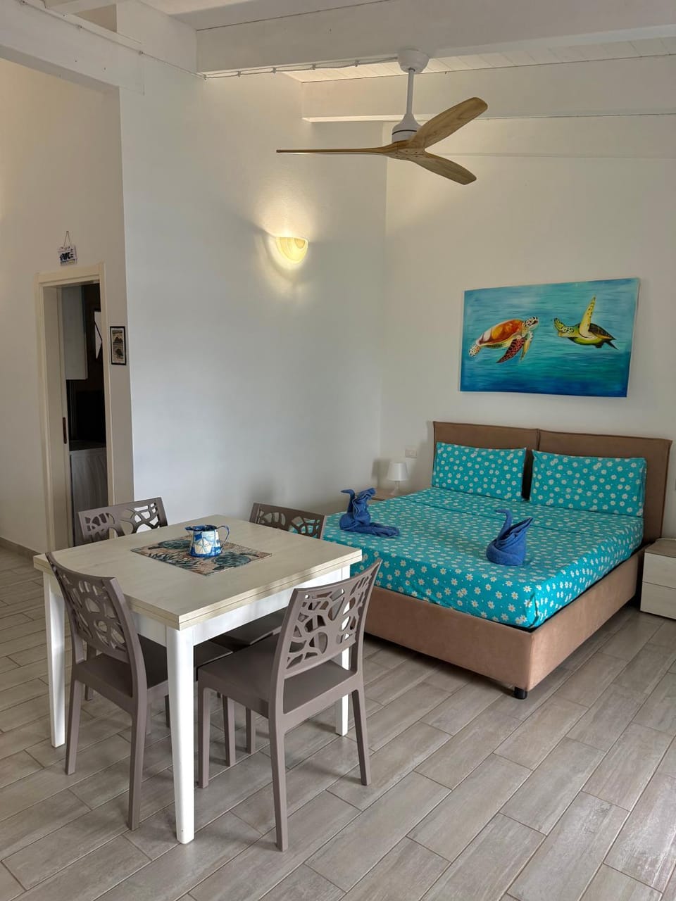 Photo of the whole room, Dining area