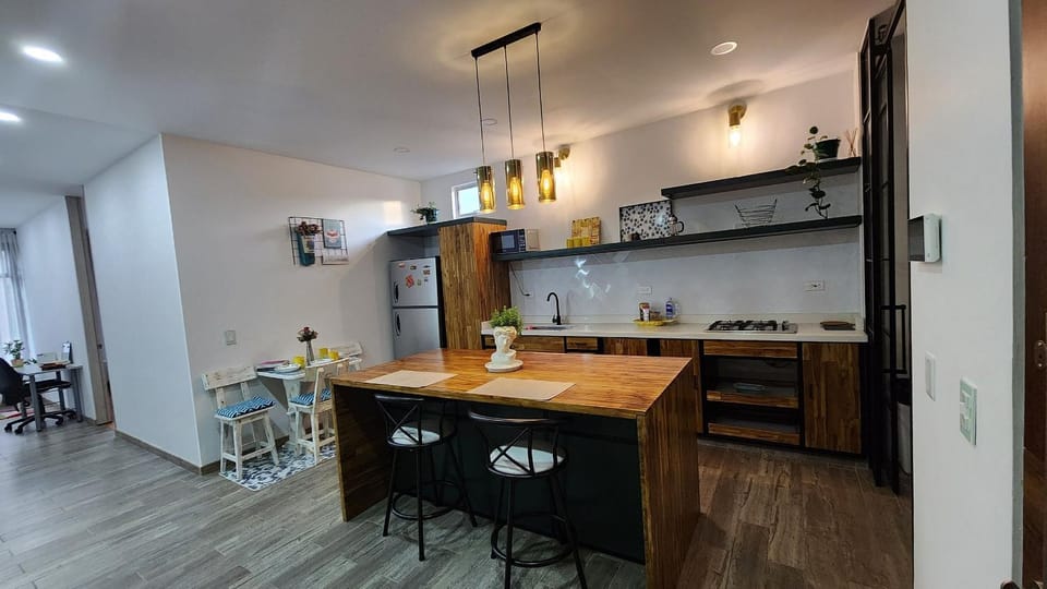 Coffee/tea facilities, Kitchen or kitchenette, Dining area, stove