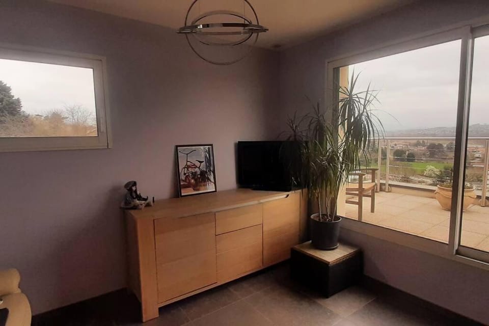 Communal lounge/ TV room, Natural landscape, TV and multimedia, View (from property/room), Balcony/Terrace