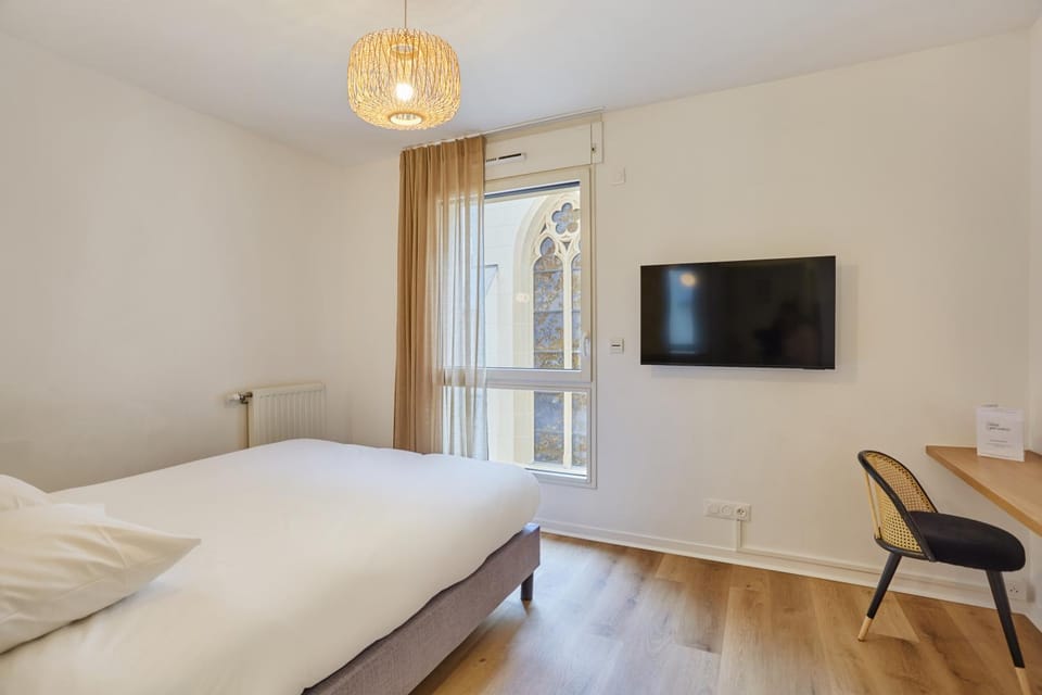 Bed, TV and multimedia, Photo of the whole room, Bedroom