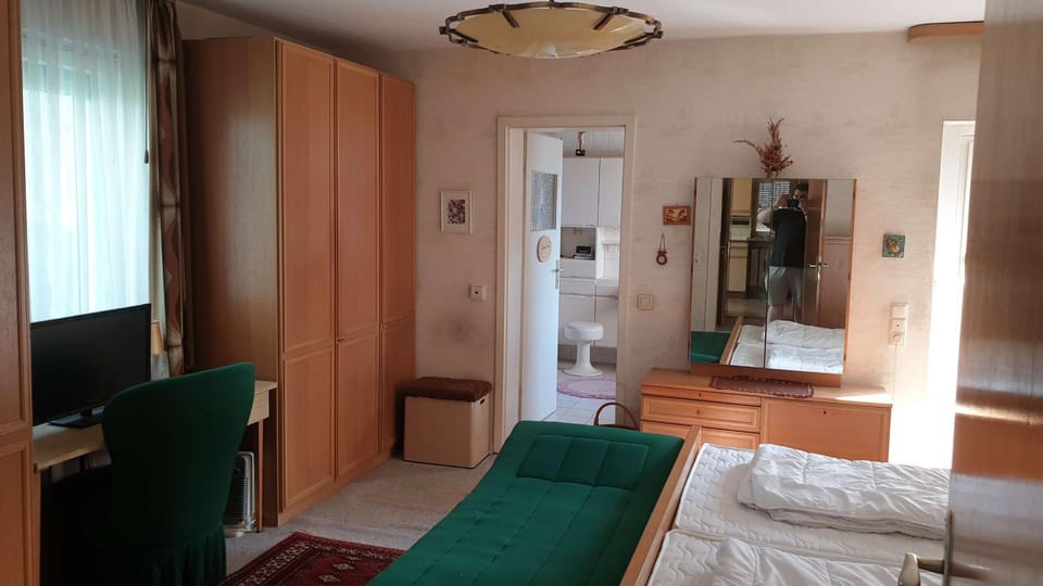 TV and multimedia, Photo of the whole room, Seating area, Bedroom, wardrobe