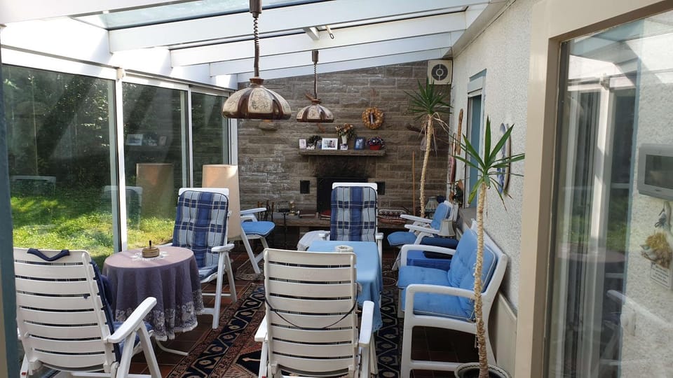 Day, Seating area