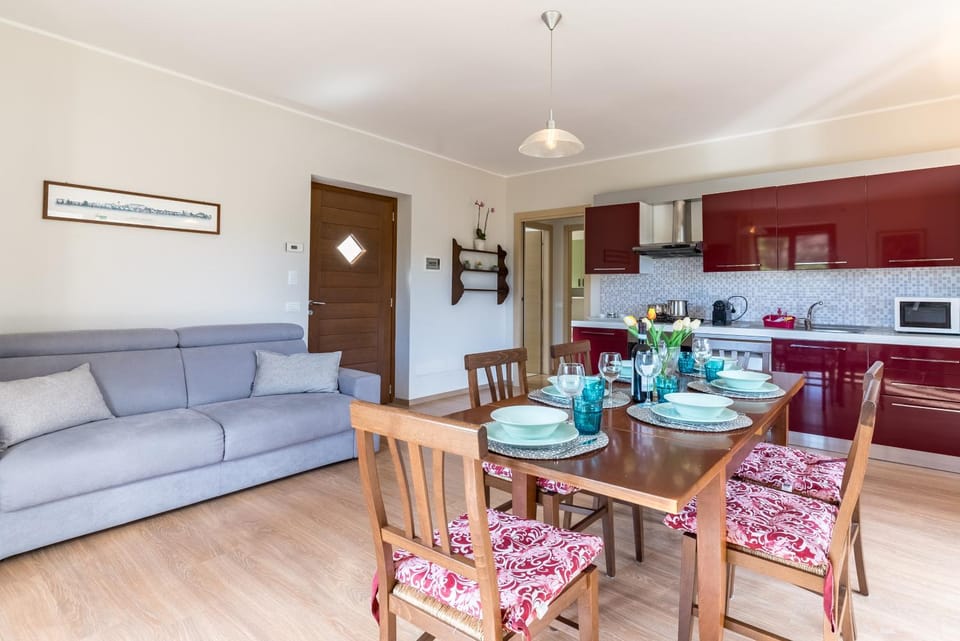 Kitchen or kitchenette, Living room, Dining area, minibar, pet friendly