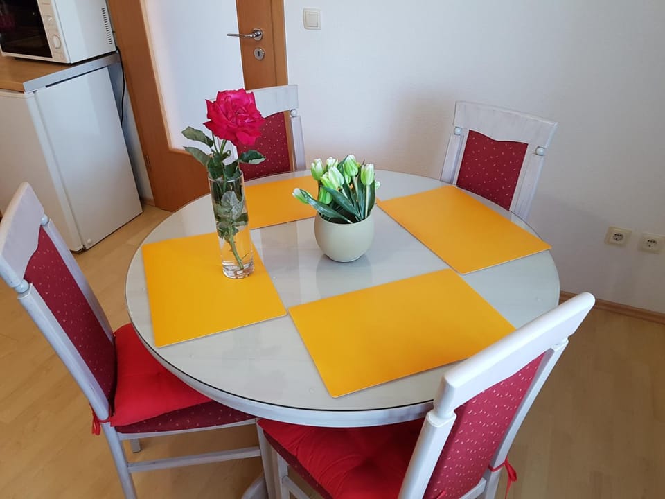 Seating area, Dining area