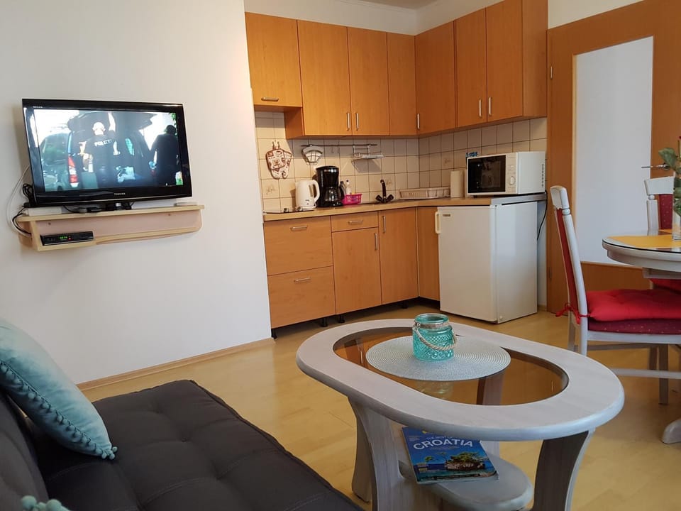 Kitchen or kitchenette, Living room, Seating area, Dining area