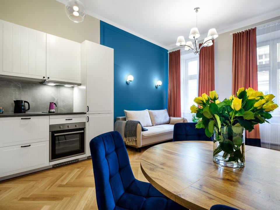 Kitchen or kitchenette, Living room, Seating area, Dining area, stove
