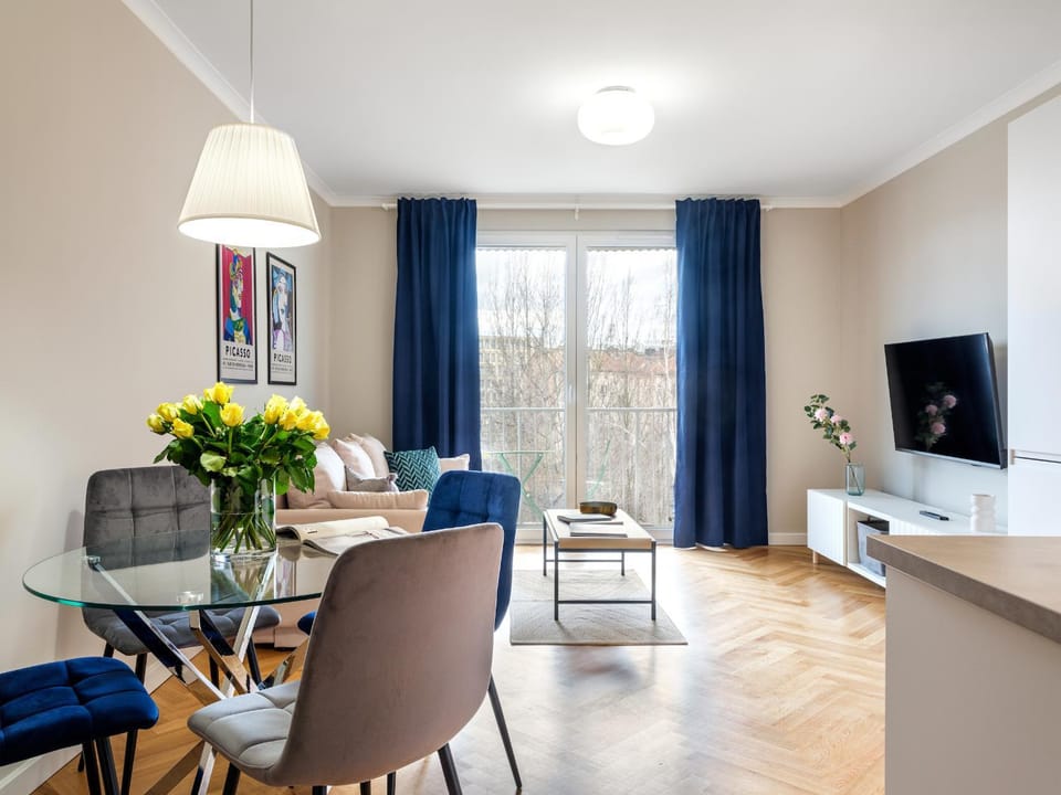 Communal lounge/ TV room, TV and multimedia, Living room, Seating area, Dining area