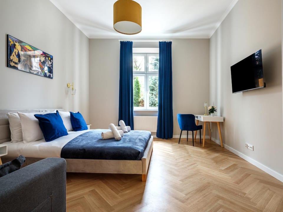 Bed, TV and multimedia, Bedroom
