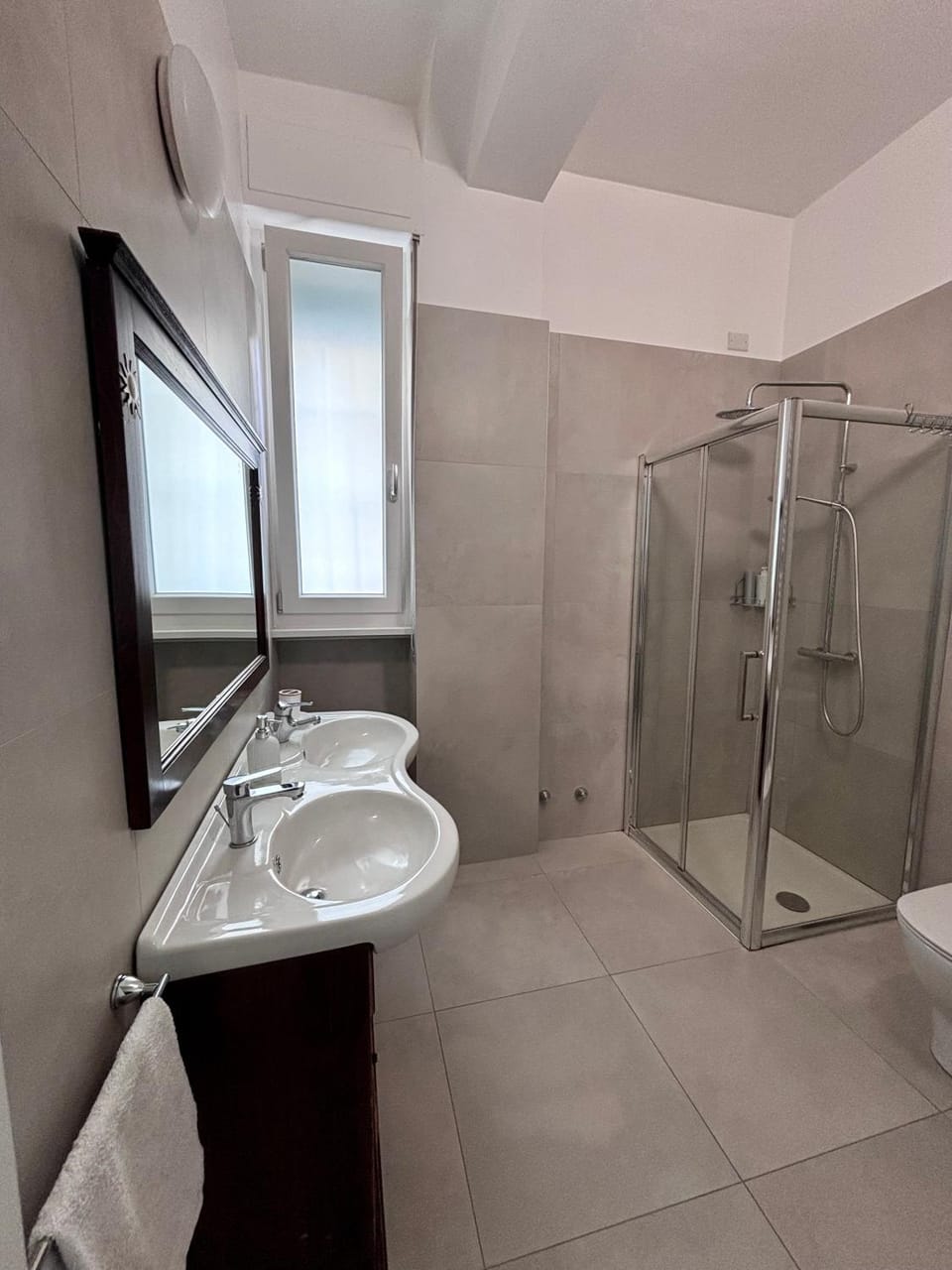Shower, Bathroom, towels