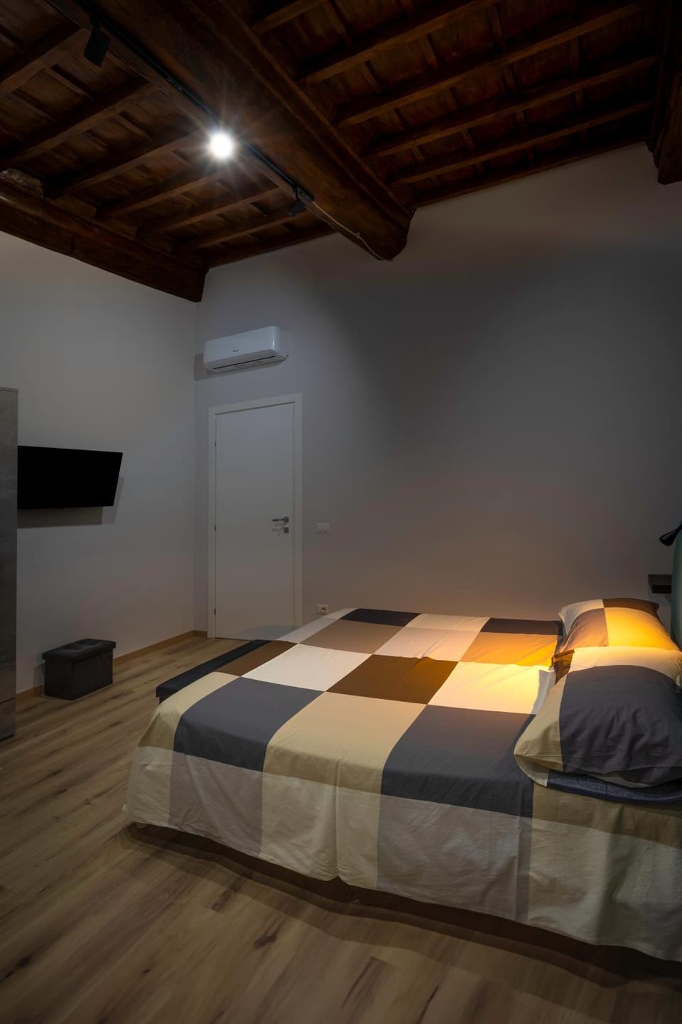 TV and multimedia, Photo of the whole room