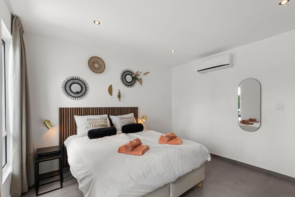 Bed, Bedroom, air conditioner