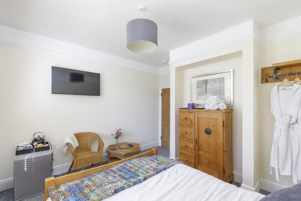Bed, TV and multimedia, Photo of the whole room, Bedroom, towels, wardrobe