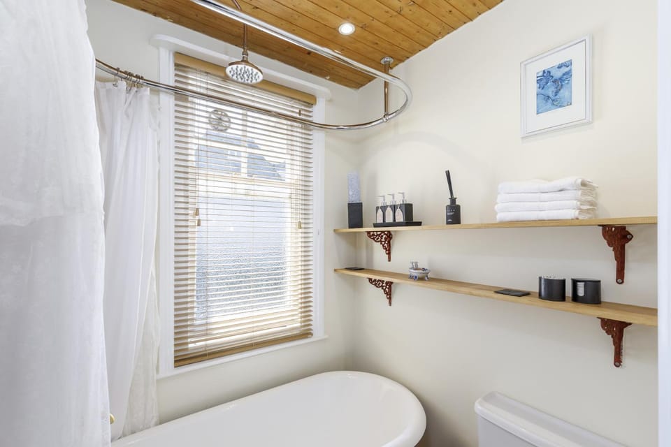 Toilet, Bathroom, Decorative detail