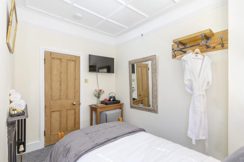 Bed, TV and multimedia, Photo of the whole room, Decorative detail, Bedroom, towels, wardrobe