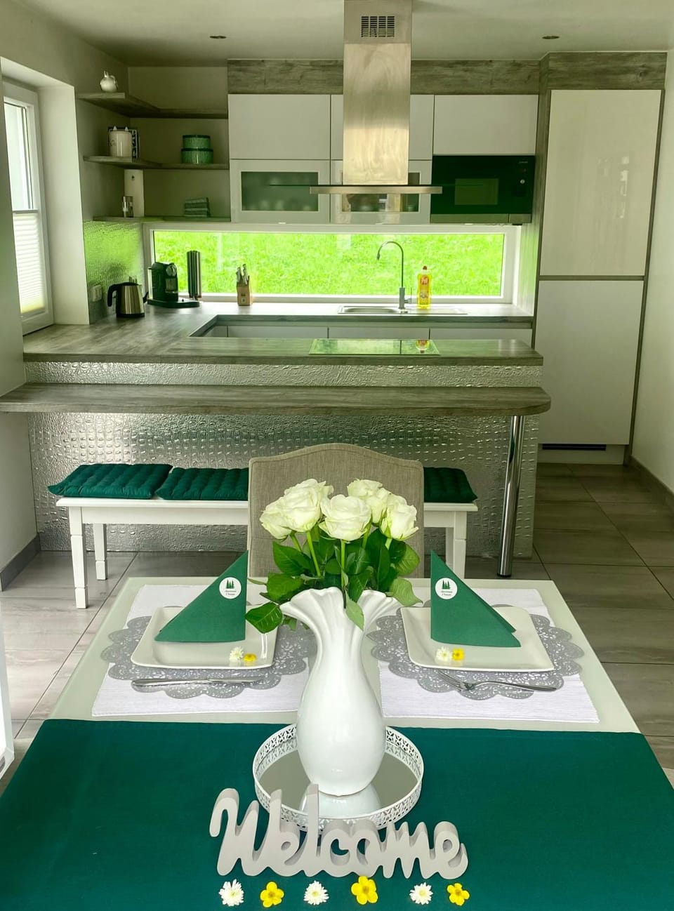 Kitchen or kitchenette, Dining area, minibar, stove