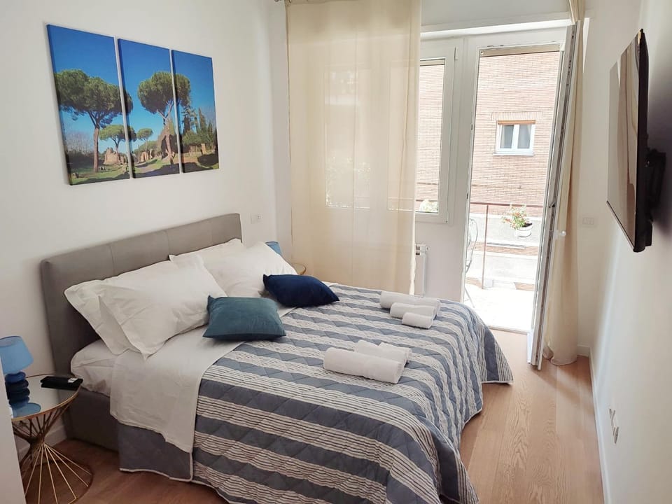 Bed, TV and multimedia, Bedroom