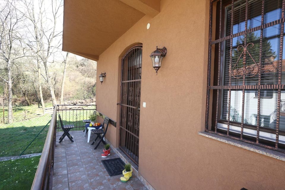Property building, Day, Garden, Balcony/Terrace