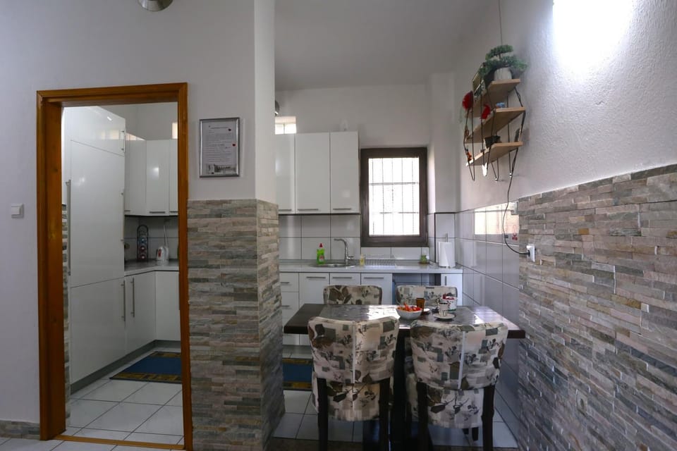 Kitchen or kitchenette, Dining area, stove