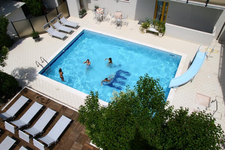 Day, Pool view, Swimming pool, Swimming pool, group of guests, Open Air Bath, sunbed