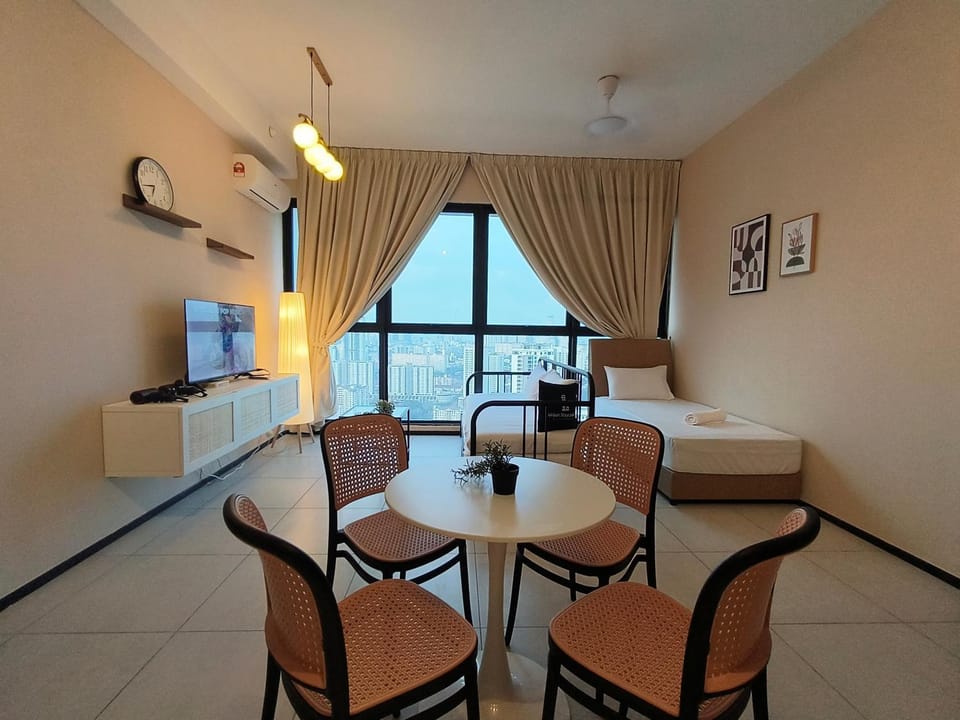 TV and multimedia, Living room, Seating area, Dining area, air conditioner