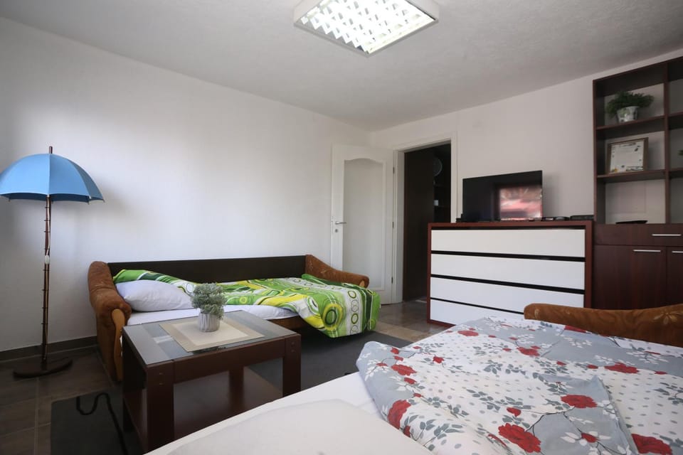 Bed, TV and multimedia, Bedroom
