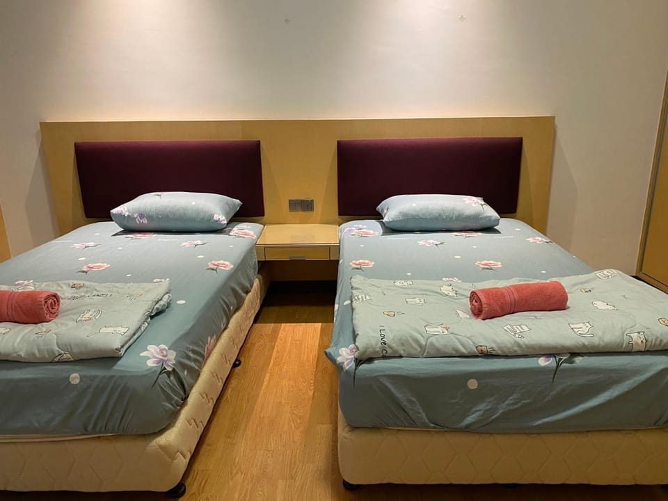 Bed, Bedroom, towels