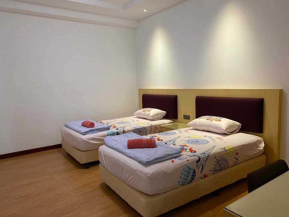 Bed, Bedroom, towels
