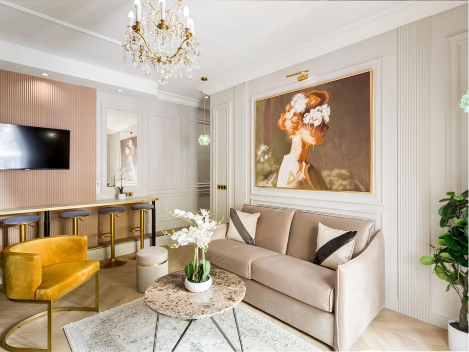 Communal lounge/ TV room, TV and multimedia, Living room, Decorative detail, Seating area, Dining area