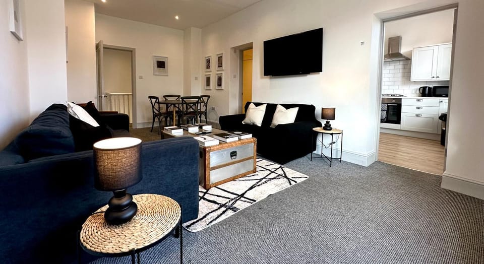 Communal lounge/ TV room, TV and multimedia, Living room, Seating area, Evening entertainment, stove