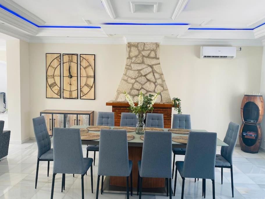 Sunny Villa Mijas with large pool free parking House in Fuengirola