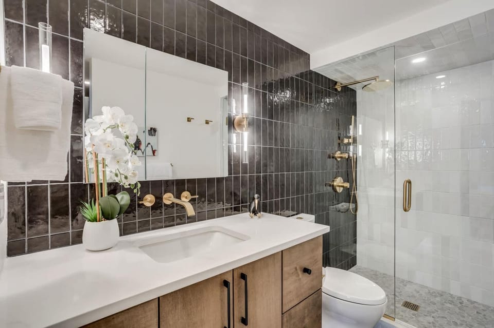Shower, Toilet, Bathroom, towels