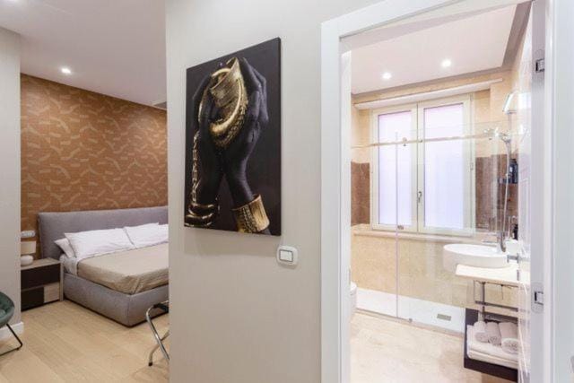 Shower, Bed, Photo of the whole room, Inner courtyard view