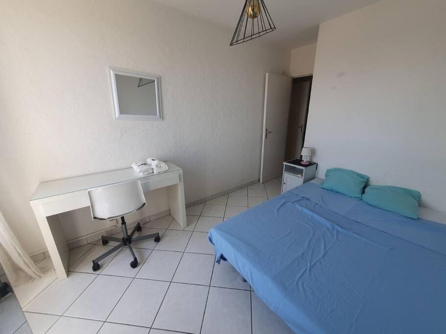 Bed, Photo of the whole room, Seating area, Bedroom, hair dresser