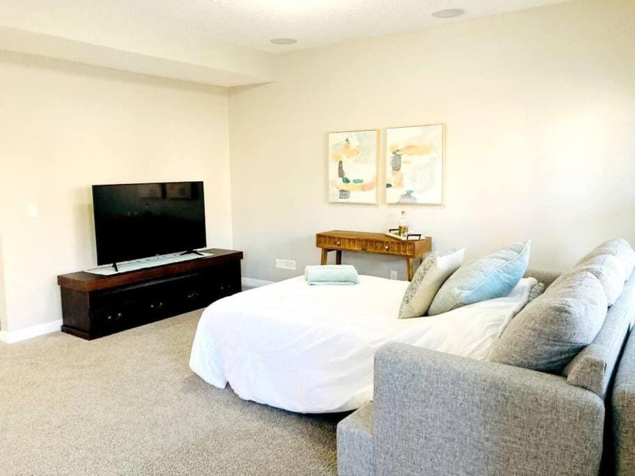 Communal lounge/ TV room, Bed, TV and multimedia, Living room, Photo of the whole room, Seating area