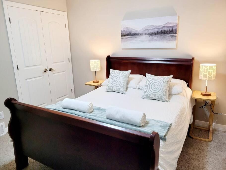Photo of the whole room, Bedroom