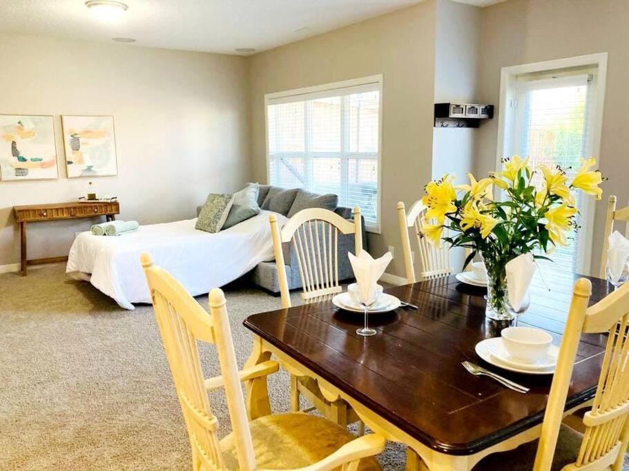 Bed, Living room, Photo of the whole room, Dining area