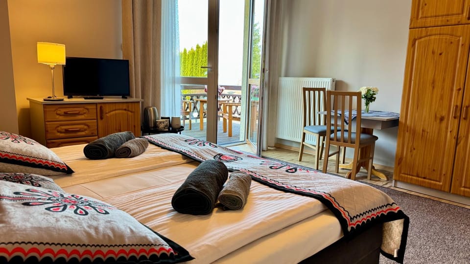 Bed, TV and multimedia, Photo of the whole room, towels