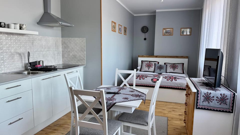 Bed, Kitchen or kitchenette, Photo of the whole room, Seating area, Dining area, Bedroom, stove