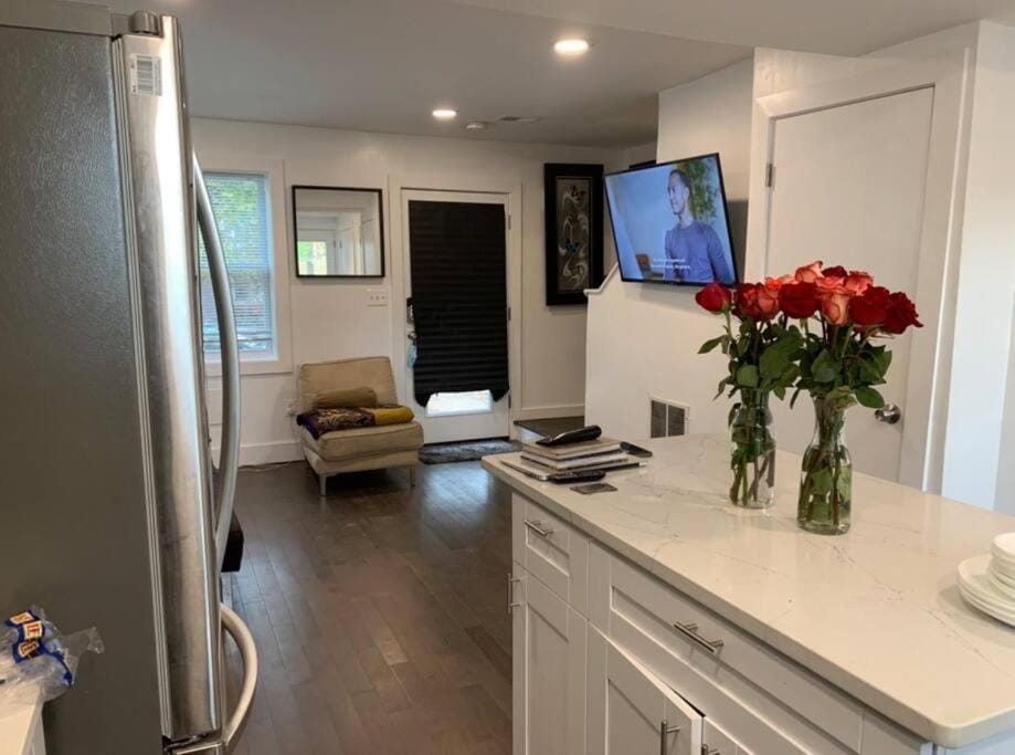 TV and multimedia, Kitchen or kitchenette, Living room, Seating area