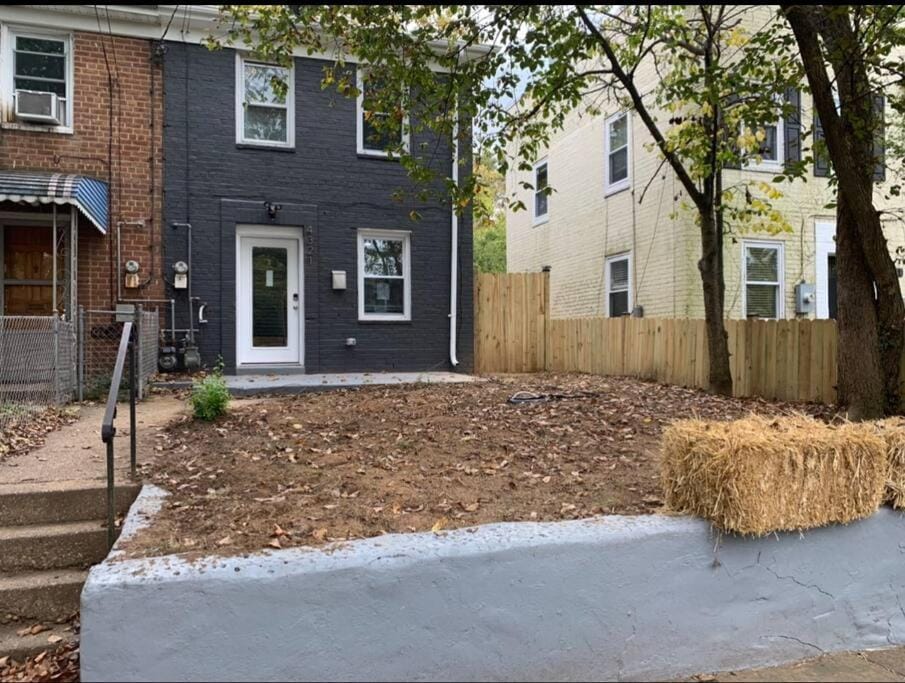 Property building, Spring, Day, Neighbourhood, Street view
