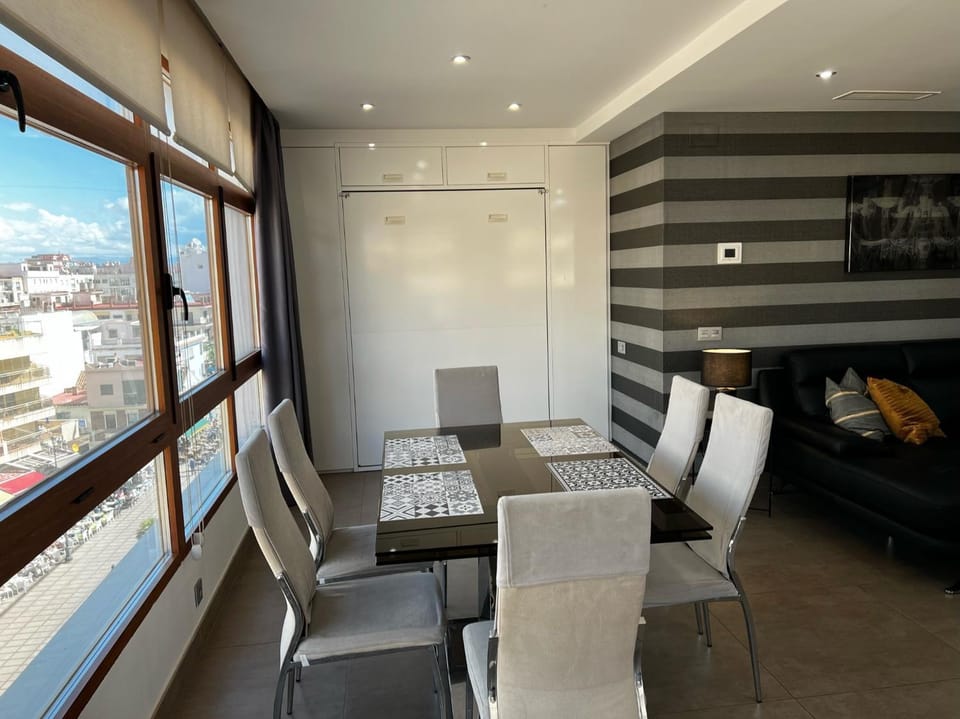 Bed, Dining area