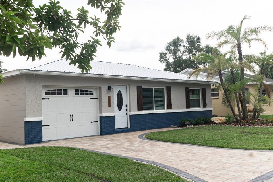 Tropical Fenced Paradise, Hot Tub, & Home Theater House in Lakeland