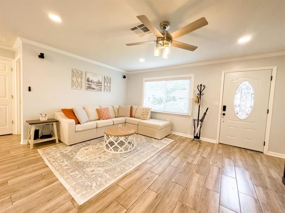 Tropical Fenced Paradise, Hot Tub, & Home Theater House in Lakeland