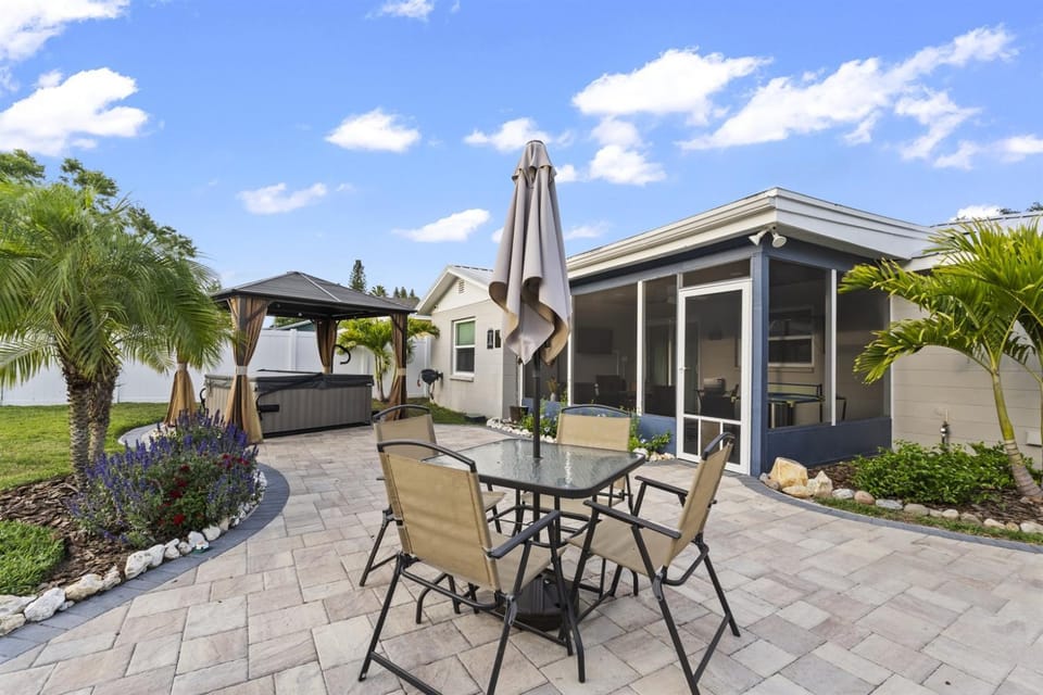 Tropical Fenced Paradise, Hot Tub, & Home Theater House in Lakeland