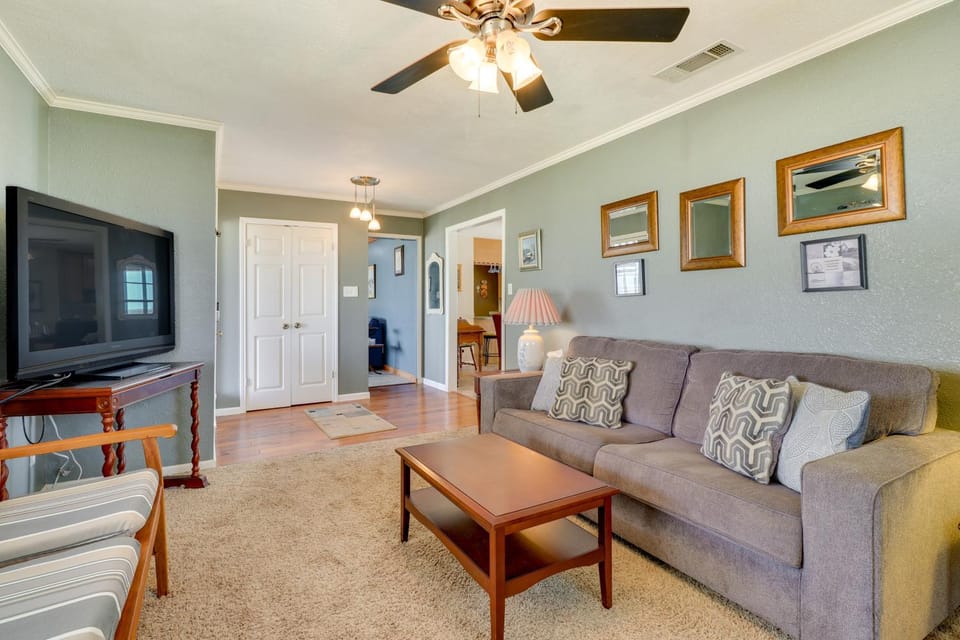 20 Mi to Austin: Texas Farmhouse on 10 Acres House in Rio Grande