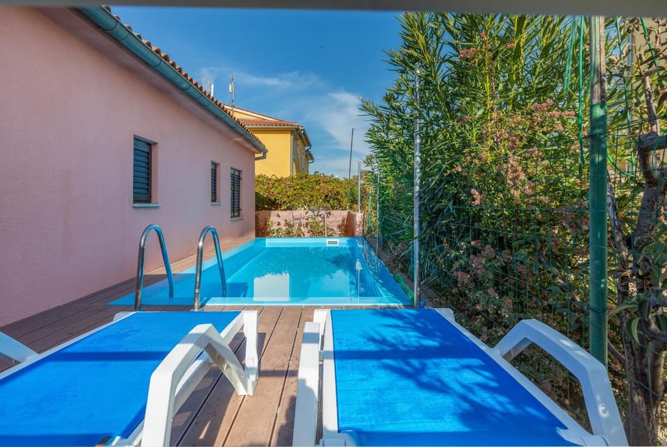 Swimming pool, Swimming pool